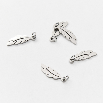 Mini zawieszka ze stali chirurgicznej piórko w kolorze srebrnym 15mm