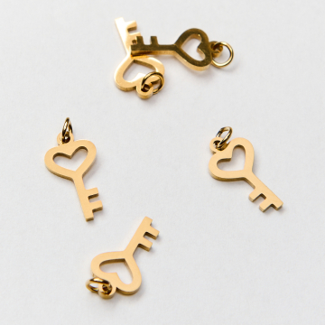 Mini zawieszka ze stali chirurgicznej kluczyk z serduszkiem w kolorze złotym 13mm PVD