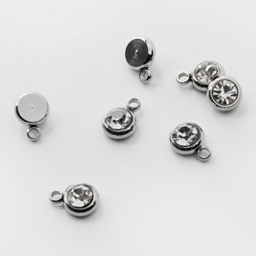 Zawieszka ze stali chirurgicznej z białą cyrkonią w kolorze srebrnym 8,5mm