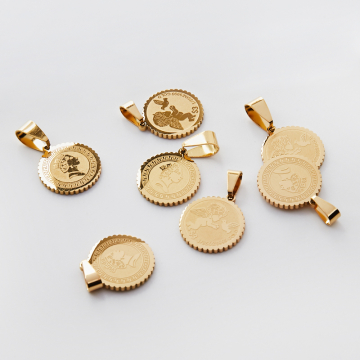 Zawieszka ze stali chirurgicznej moneta z Królową Elżbietą i aniołkiem w kolorze złotym 17,5mm PVD