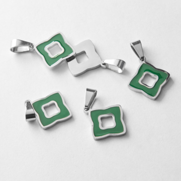 Zawieszka ze stali chirurgicznej kończyna marokańska z zieloną emalią w kolorze srebrnym 17,5x15mm