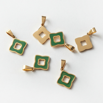 Zawieszka ze stali chirurgicznej kończyna marokańska z zieloną emalią w kolorze złotym 17,5x15mm PVD