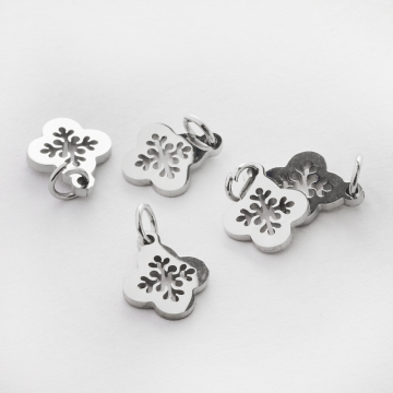 Mini zawieszka ze stali chirurgicznej koniczynka marokańska ażurowa w kolorze srebrnym 9,5mm