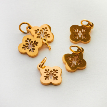 Mini zawieszka ze stali chirurgicznej koniczynka marokańska ażurowa w kolorze złotym 9,5mm PVD