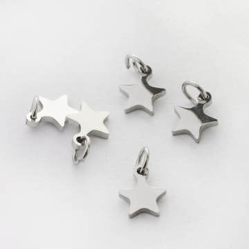 Mini zawieszka ze stali chirurgicznej gwiazdka w kolorze srebrnym 7mm