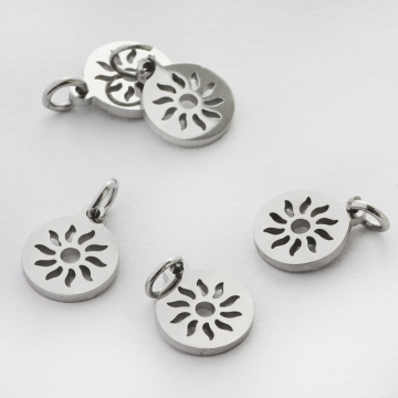 Mini zawieszka ze stali chirurgicznej słoneczko w kółku w kolorze srebrnym 8mm