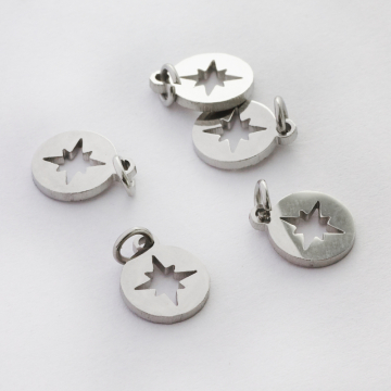 Mini zawieszka ze stali chirurgicznej róża wiatrów wycięta w kolorze srebrnym 8mm Mini zawieszka ze stali chirurgicznej róża wiatrów wycięta w kolorze srebrnym 8mm