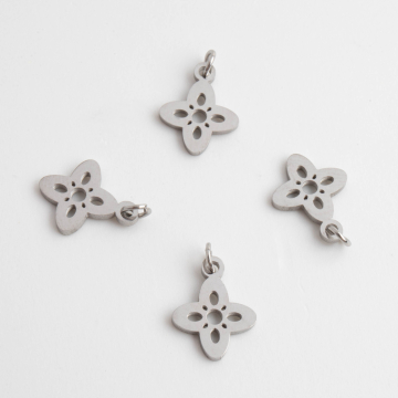 Mini zawieszka ze stali chirurgicznej kwiatek wycięty w kolorze srebrnym 10mm