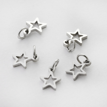 Mini zawieszka ze stali chirurgicznej gwiazdka wycięta w kolorze srebrnym 8mm