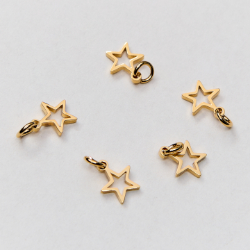 Mini zawieszka ze stali chirurgicznej gwiazdka wycięta w kolorze złotym 7mm PVD