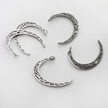 Zawieszka ze stali chirurgicznej ażurowa w kolorze srebrnym 27mm