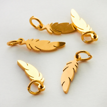 Zawieszka ze stali chirurgicznej piórko w kolorze złotym 19,5mm Zawieszka ze stali chirurgicznej piórko w kolorze złotym 19,5mm