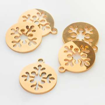 Zawieszka ze stali chirurgicznej kwiatek w kółku w kolorze złotym 15mm