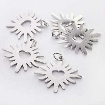 Zawieszka ze stali chirurgicznej wycięte serce w kwiatku w kolorze srebrnym 22mm