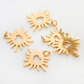 Zawieszka ze stali chirurgicznej wycięte serce w kwiatku w kolorze złotym 21,5mm