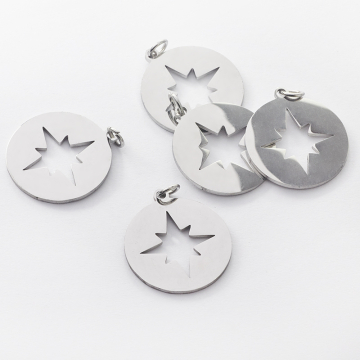 Zawieszka ze stali chirurgicznej róża wiatrów w kółku w kolorze srebrnym 20mm