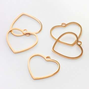 Zawieszka ze stali chirurgicznej serce wycięte do naszyjników w kolorze złotym 19mm PVD