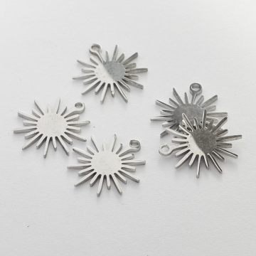 Zawieszka ze stali chirurgicznej słoneczko do naszyjników w kolorze srebrnym 15mm