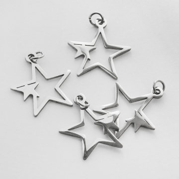 Zawieszka ze stali chirurgicznej dwie gwiazdki w kolorze srebrnym 22mm