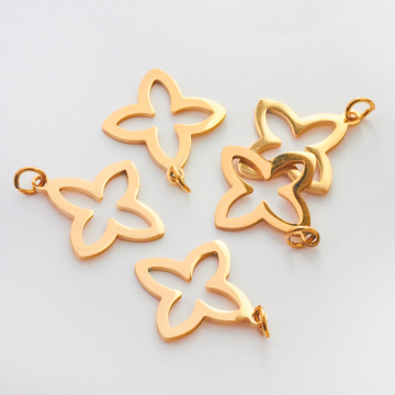 Zawieszka ze stali chirurgicznej koniczynka marokańska w kolorze złotym 24mm