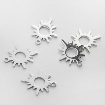 Zawieszka ze stali chirurgicznej słoneczko w kolorze srebrnym 17mm