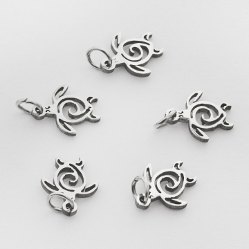 Mini zawieszka ze stali chirurgicznej żółwik w kolorze srebrnym 13mm Mini zawieszka ze stali chirurgicznej żółwik w kolorze srebrnym 13mm