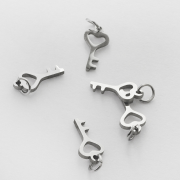 Mini zawieszka ze stali chirurgicznej kluczyk z serduszkiem w kolorze srebrnym 12mm