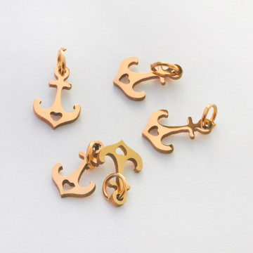 Mini zawieszka ze stali chirurgicznej kotwica w kolorze złotym 12mm