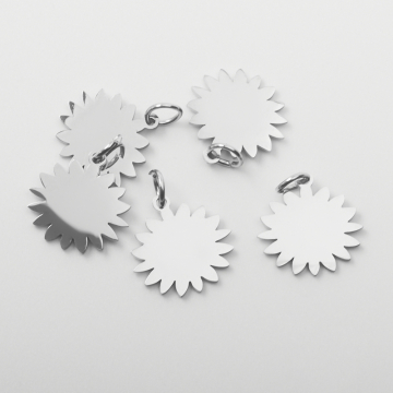 Zawieszka ze stali chirurgicznej słoneczko w kolorze srebrnym 13mm