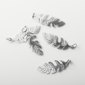 Zawieszka ze stali chirurgicznej piórko w kolorze srebrnym 26mm