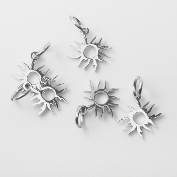 Zawieszka ze stali chirurgicznej słoneczko wycięte w kolorze srebrnym 12mm Zawieszka ze stali chirurgicznej słoneczko wycięte w kolorze srebrnym 12mm