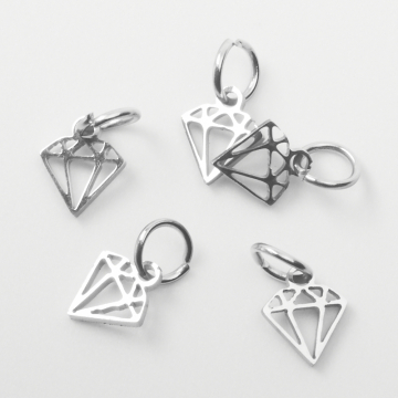 Zawieszka ze stali chirurgicznej mini diamencik w kolorze srebrnym 9mm Zawieszka ze stali chirurgicznej mini diamencik w kolorze srebrnym 9mm