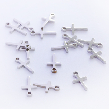 Zawieszka ze stali chirurgicznej krzyż prosty w kolorze srebrnym 12,5mm