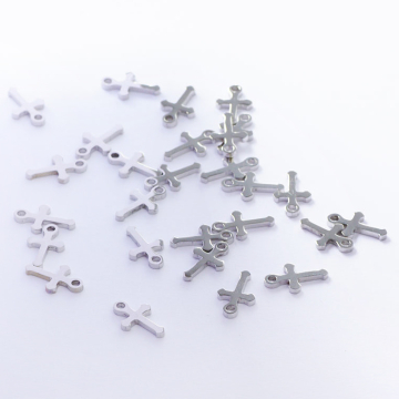 Zawieszka ze stali chirurgicznej krzyż w kolorze srebrnym 11,5mm