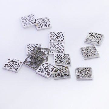 Zawieszka ze stali chirurgicznej kwadrat ażurowy w kolorze srebrnym 8mm