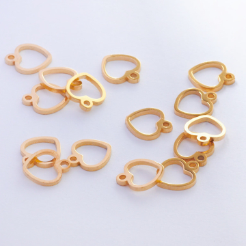 Zawieszka ze stali chirurgicznej serce wycięte w kolorze złotym 10mm Zawieszka ze stali chirurgicznej serce wycięte w kolorze złotym 10mm