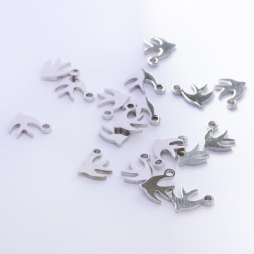 Zawieszka ze stali chirurgicznej jaskółka w kolorze srebrnym 9mm