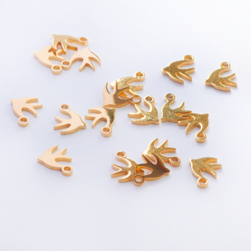 Zawieszka ze stali chirurgicznej jaskółka w kolorze złotym 11mm Zawieszka ze stali chirurgicznej jaskółka w kolorze złotym 11mm