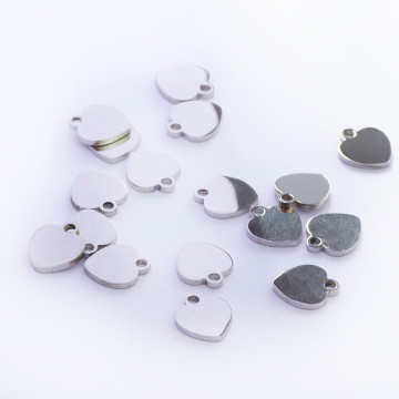 Zawieszka ze stali chirurgicznej serce w kolorze srebrnym 8,5mm