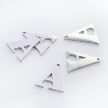 Zawieszka ze stali szlachetnej literka A w kolorze srebrnym 15mm