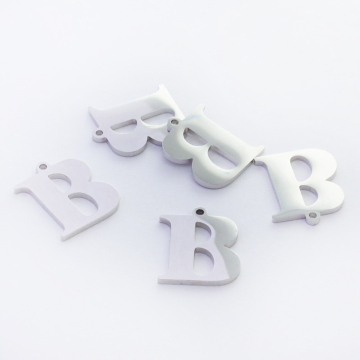 Zawieszka ze stali szlachetnej literka B w kolorze srebrnym 13,6mm