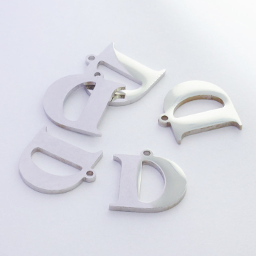 Zawieszka ze stali szlachetnej literka D w kolorze srebrnym 12,6mm