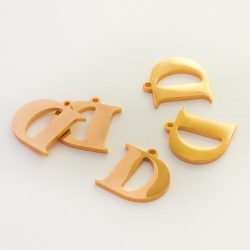 Zawieszka ze stali szlachetnej literka D w kolorze złotym 19mm