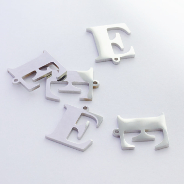 Zawieszka ze stali szlachetnej literka E w kolorze srebrnym 15mm