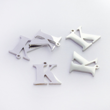 Zawieszka ze stali szlachetnej literka K w kolorze srebrnym 12,6mm