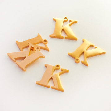 Zawieszka ze stali szlachetnej literka K w kolorze złotym 14mm