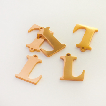 Zawieszka ze stali szlachetnej literka L w kolorze złotym 13,4mm