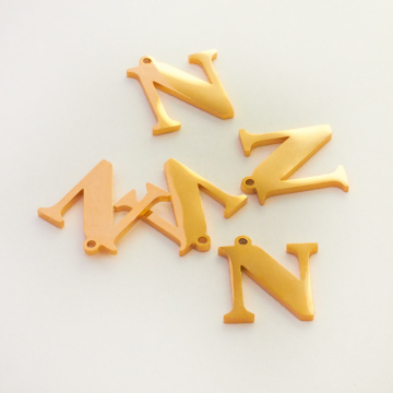 Zawieszka ze stali szlachetnej literka N w kolorze złotym 13mm