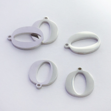 Zawieszka ze stali szlachetnej literka O w kolorze srebrnym 13,7mm