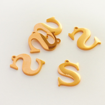 Zawieszka ze stali szlachetnej literka S w kolorze złotym 17mm